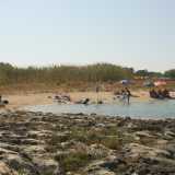 La spiaggia � circondata da bassi scogli e ad accrescere la particolarit� del luogo contribuiscono i numerosi alti fusti delle canne che spuntano selvagge sullo sfondo. Qui insomma non si sta per niente male